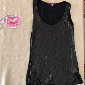 Sleeveless Sequined top. Scoop neck.